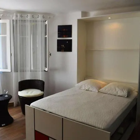 - 2 Pers, 24 M2, 1/0 Appartement *